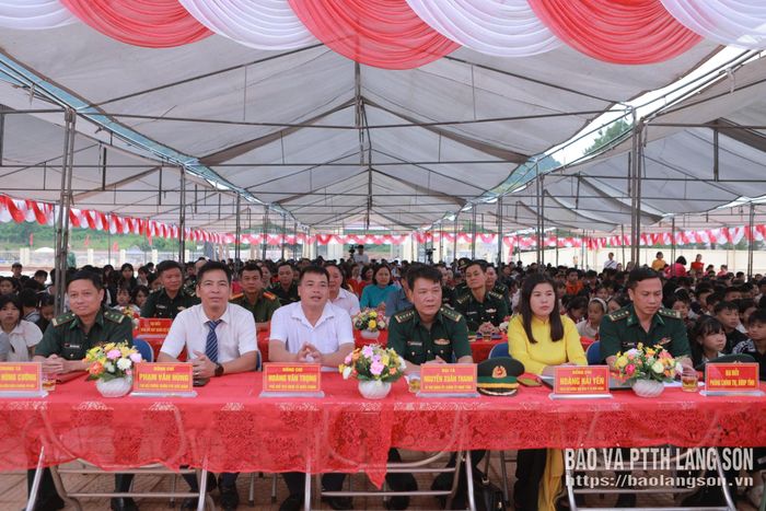 Các đại biểu dự buổi lễ