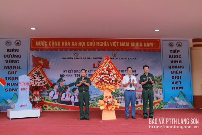 Lãnh đạo Ban Chỉ huy Bộ đội Biên phòng Lạng Sơn tặng hoa chúc mừng 2 đơn vị