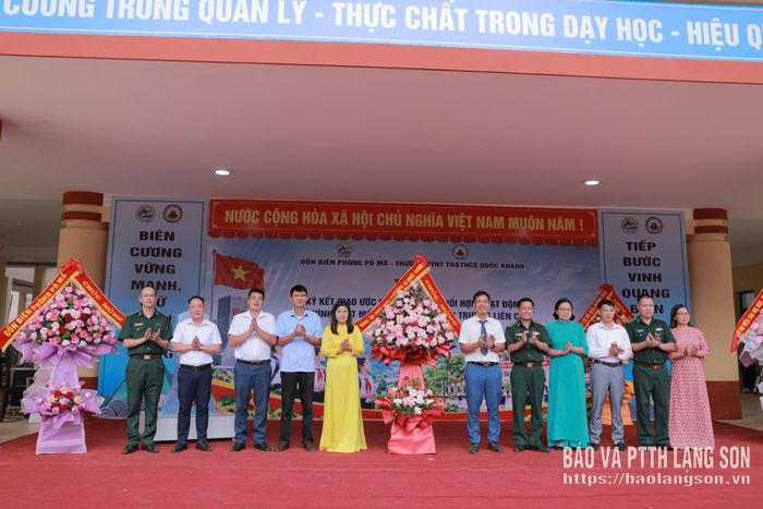 Đại diện lãnh đạo xã Quốc Khánh tặng hoa chúc mừng 2 đơn vị