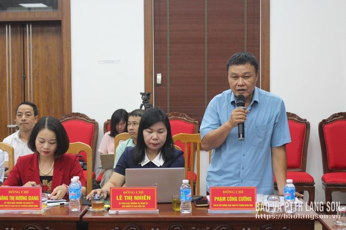 Lãnh đạo Đảng ủy phường Đông Kinh phát biểu tại phiên chất vấn