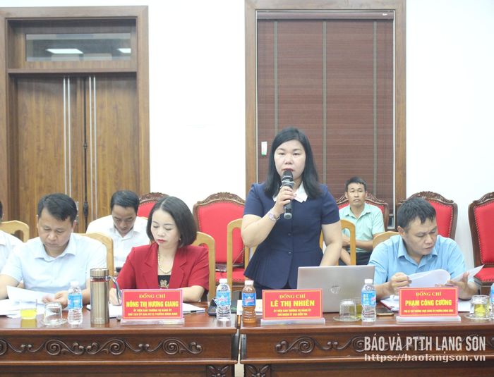 Lãnh đạo Ban Kinh tế - Ngân sách HĐND phường Đông Kinh nêu câu hỏi chất vấn