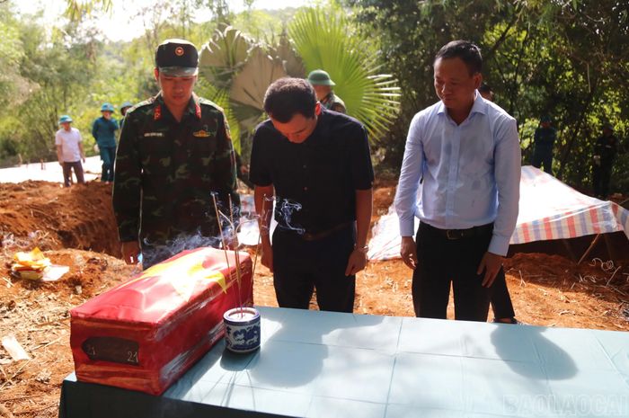 Các đồng chí lãnh đạo thành kính dâng hương, bày tỏ lòng biết ơn sâu sắc đối với thế hệ cha anh đã anh dũng chiến đấu, hy sinh vì độc lập, tự do của Tổ quốc.