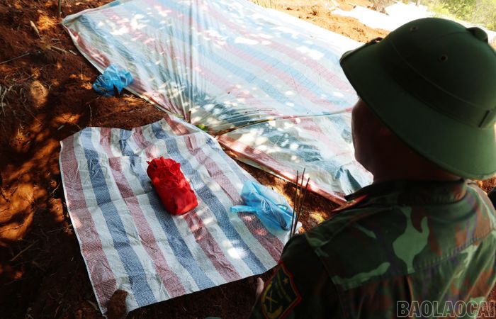 Người lính thời bình lặng nhìn hài cốt liệt sĩ, thắp nén tâm nhang thành kính tưởng nhớ những người đã ngã xuống vì Tổ quốc.
