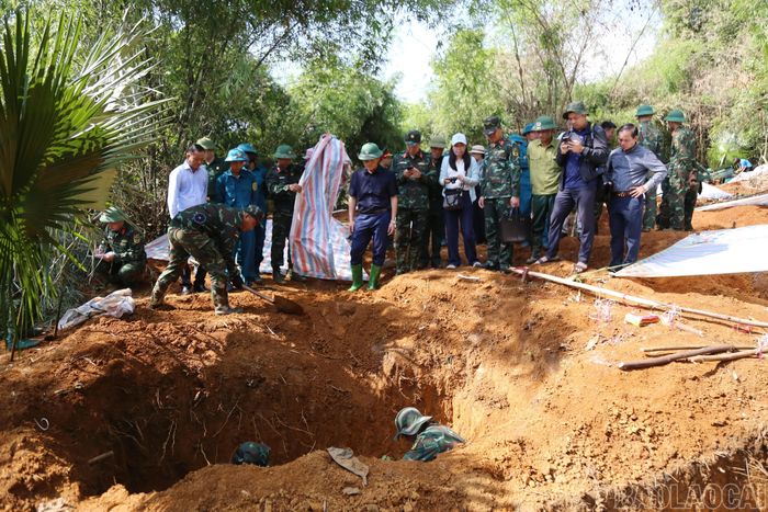 Bắt đầu từ ngày 13/9, các lực lượng chức năng tiến hành cất bốc mộ liệt sĩ trên đồi Đá Vôi. Đồng chí Giàng Quốc Hưng - Ủy viên Ban Thường vụ Tỉnh ủy, Phó Chủ tịch UBND tỉnh, Trưởng ban Chỉ đạo tìm kiếm, quy tập và xác định danh tính hài cốt liệt sĩ tỉnh Lào Cai trực tiếp có mặt tại hiện trường chỉ đạo công tác cất bốc, quy tập hài cốt liệt sĩ.