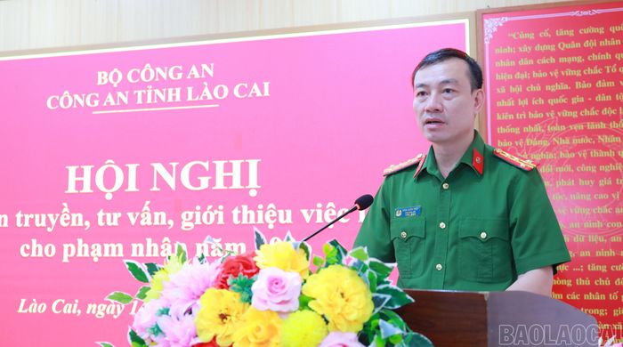 Đại tá Đinh Xuân Thiệp - Phó giám đốc Công an tỉnh phát biểu tại hội nghị.