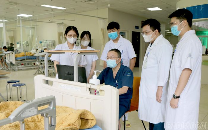 Bác sĩ Bệnh viện Đa khoa số 1 tỉnh Lào Cai truy cập, chia sẻ thông tin bệnh án điện tử và dữ liệu điều trị ngay tại khoa lâm sàng.
