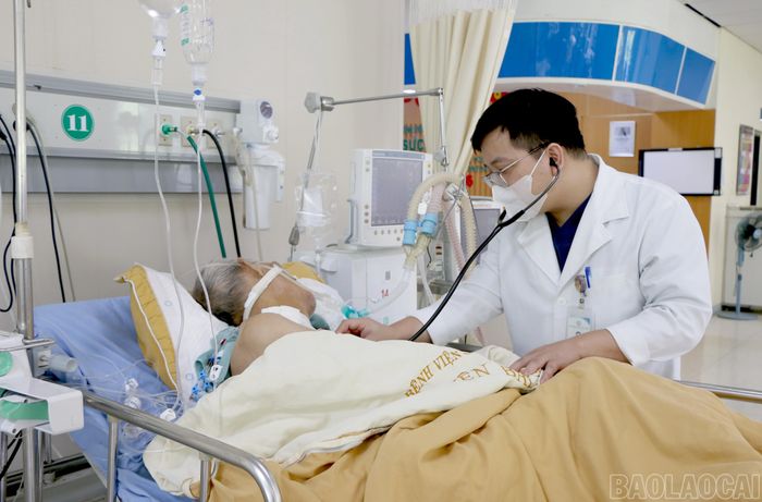 Bác sĩ Khoa Hồi sức tích cực - Chống độc, Bệnh viện Đa khoa số 1 tỉnh Lào Cai kiểm tra sức khỏe cho bệnh nhân.