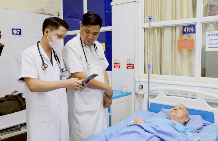 Bác sĩ tại Trung tâm Y tế khu vực Văn Yên sử dụng máy tính bảng truy cập hệ thống quản lý ngay tại buồng bệnh để cập nhật, lưu trữ thông tin bệnh nhân và diễn biến điều trị.