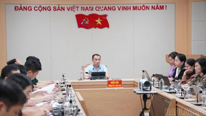 Đồng chí Bùi Khánh Linh – Phó Trưởng Ban Tổ chức Tỉnh ủy chủ trì hội nghị tại điểm cầu tỉnh Lào Cai.