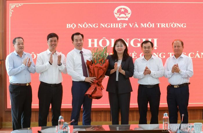 Đồng chí Giàng Thị Dung - Phó Bí thư Tỉnh ủy, Trưởng Đoàn đại biểu Quốc hội tỉnh cùng lãnh đạo các ban, ngành tặng hoa chúc mừng đồng chí Dương Đức Huy.