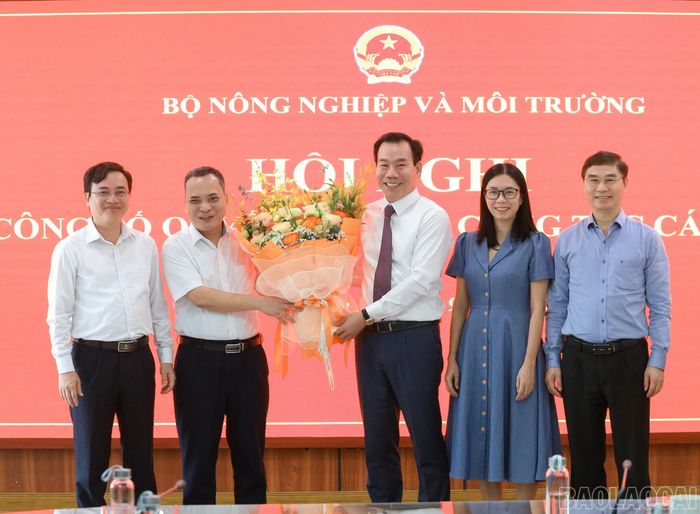 Lãnh đạo Cục Trồng trọt và Bảo vệ thực vật tặng hoa chúc mừng đồng chí Dương Đức Huy.