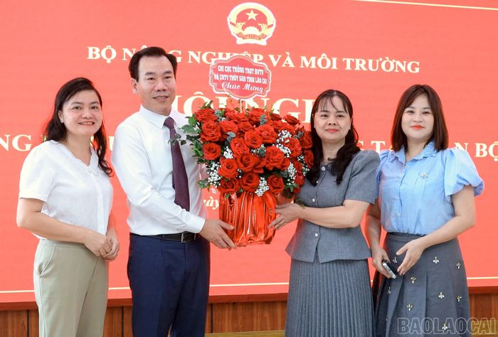 Lãnh đạo các ban, ngành, chi cục của tỉnh Lào Cai tặng hoa chúc mừng đồng chí Dương Đức Huy.