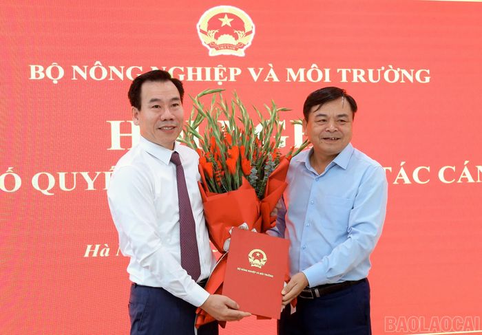 Thứ trưởng Bộ Nông nghiệp và Môi trường Nguyễn Hoàng Hiệp trao quyết định và tặng hoa chúc mừng đồng chí Dương Đức Huy.