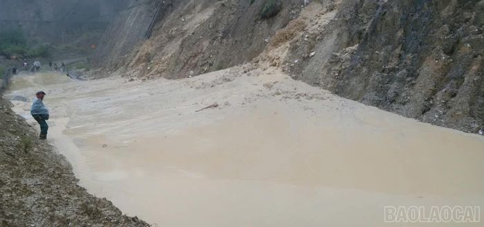 Km28+500, trên tuyến đường nối quốc lộ 32 với tỉnh lộ 174 thuộc thôn Làng Nhì, xã Phình Hồ đất đá sạt xuống mặt đường gây ách tắc giao thông.