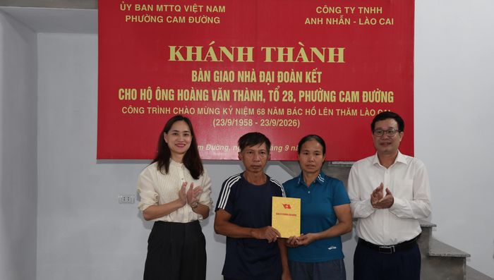 Công ty TNHH Anh Nhẫn - Lào Cai trao 50 triệu đồng hỗ trợ gia đình.