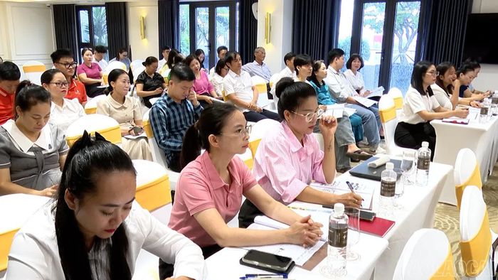 Lãnh đạo, cán bộ và người lao động các doanh nghiệp tham gia tập huấn.