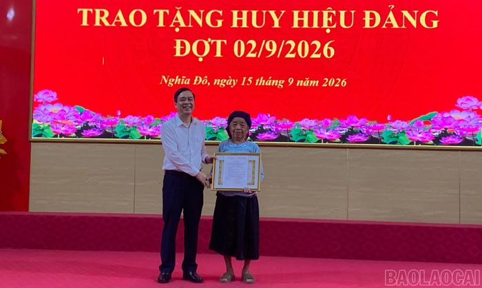 Đồng chí Mai Mộng Tuân - Ủy viên Ban Chấp hành Đảng bộ tỉnh, Phó Trưởng Ban Thường trực Ban Nội chính Tỉnh ủy trao Huy hiệu 60 năm tuổi Đảng cho đảng viên.