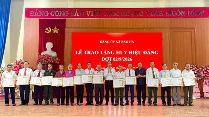 Lãnh đạo xã Bảo Hà trao Huy hiệu cho các đảng viên.