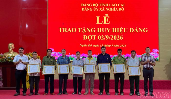 Các đồng chí Thường trực Đảng ủy xã Nghĩa Đô trao Huy hiệu Đảng cho các đảng viên.