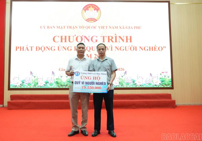 Các cơ quan đơn vị trường học ủng hộ Quỹ “Vì người nghèo”.