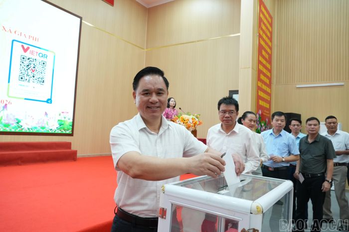 Cán bộ, đảng viên, công chức xã tham gia ủng hộ Quỹ “Vì người nghèo” năm 2026.