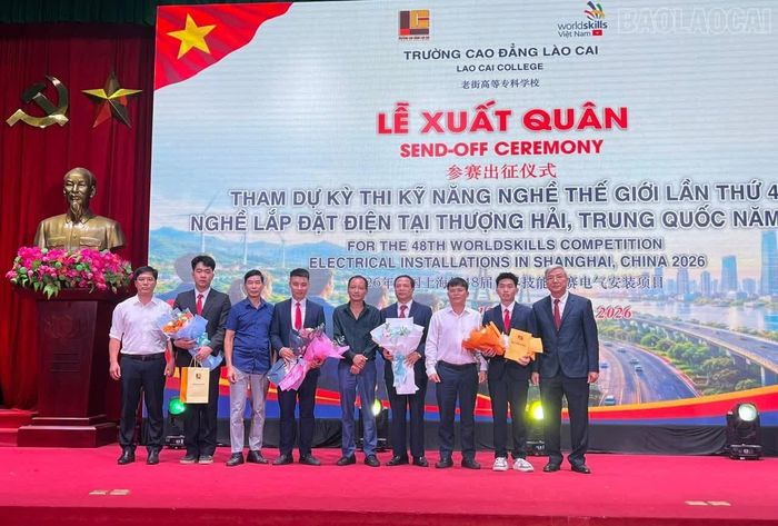 Đại diện các doanh nghiệp, chuyên gia chúc mừng thí sinh và các chuyên gia trong đoàn trước khi lên đường tham dự kỳ thi.
