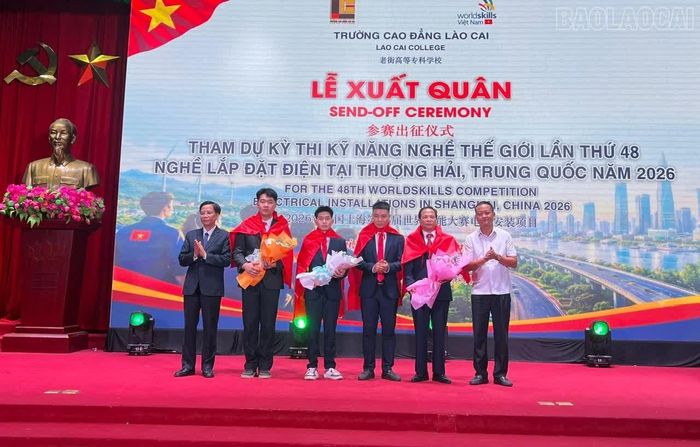 Trường Cao đẳng Lào Cai đã trao cờ xuất quân, động viên thí sinh cùng các chuyên gia trong đoàn trước khi lên đường tham dự kỳ thi.