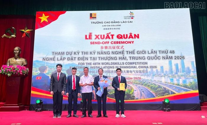 Lãnh đạo phường Cam Đường, Trường Cao đẳng Lào Cai tặng hoa chúc mừng thí sinh và các chuyên gia trong đoàn trước khi lên đường tham dự kỳ thi.