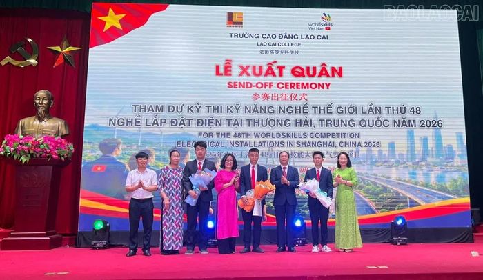 Đại diện các phòng, khoa của nhà trường mừng thí sinh và các chuyên gia trong đoàn trước khi lên đường tham dự kỳ thi.