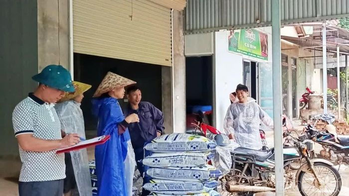 Trung tâm Dịch vụ tổng hợp xã Mỏ Vàng cấp phát phân bón cho các hộ dân.