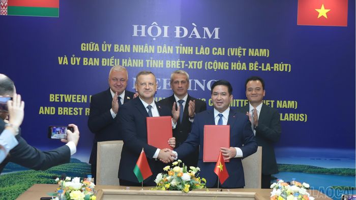 Lễ ký thoả thuận hợp tác giữa Ban Quản lý Khu kinh tế tỉnh Lào Cai và Ban Quản lý Khu kinh tế tự do Brét-xtơ.