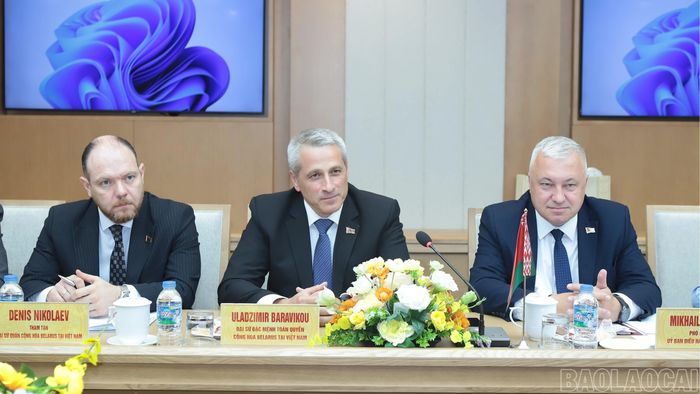 Ông Uladzimir Baravikou bày tỏ niềm vui về kết quả hợp tác giữa tỉnh Lào Cai với tỉnh Brét-xtơ.