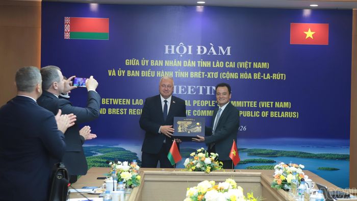 Phó Chủ tịch UBND tỉnh Giàng Quốc Hưng tặng quà lưu niệm cho ông Mikhail Batsenko.