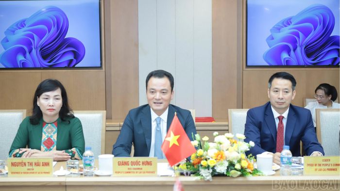 Phó Chủ tịch UBND tỉnh Giàng Quốc Hưng trao đổi với Đoàn công tác Đại sứ quán Cộng hòa Bê-la-rút và tỉnh Brét-xtơ nhiều thông tin quan trọng về tình hình kinh tế - xã hội của tỉnh.