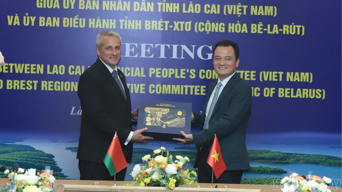 Phó Chủ tịch UBND tỉnh Giàng Quốc Hưng tặng quà lưu niệm cho ông Uladzimir Baravikou.