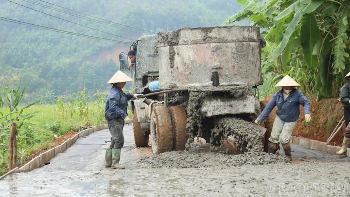 Thi công mở rộng nền đường giao thông lên 5m tại khu dân cư Khe Giềng, xã Đông Cuông.