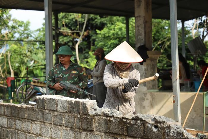 Người dân thôn Suối Mường chủ động phá dỡ tường rào, nhường đất mở rộng đường giao thông nông thôn.