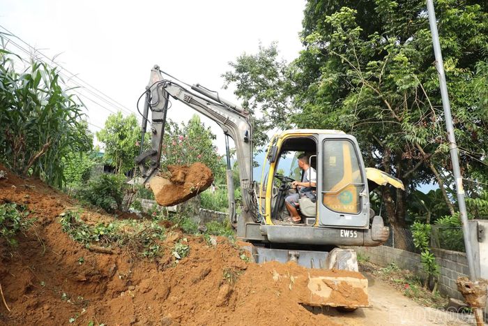 Đơn vị thi công khẩn trương san gạt mặt bằng ngay sau khi người dân dịch rào, hiến đất.