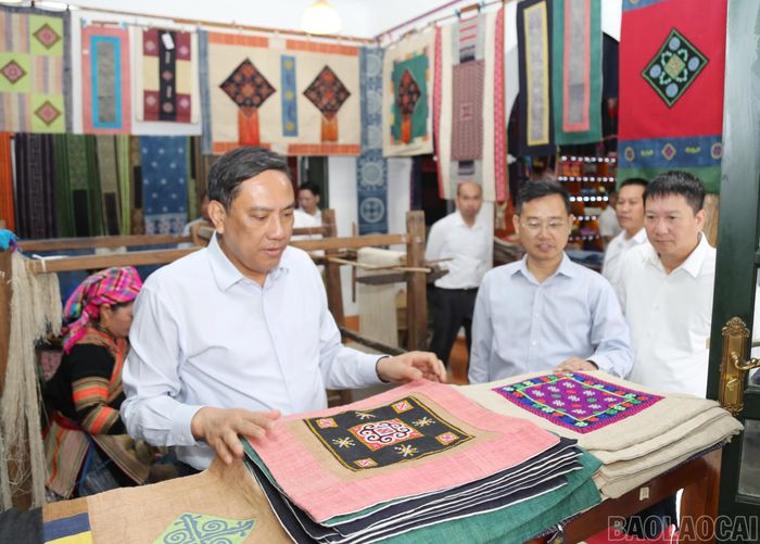 Phó Bí thư Thường trực Tỉnh ủy Hoàng Giang thăm nơi trưng bày các sản phẩm thổ cẩm truyền thống dân tộc Mông tại Dinh thự Hoàng A Tưởng.