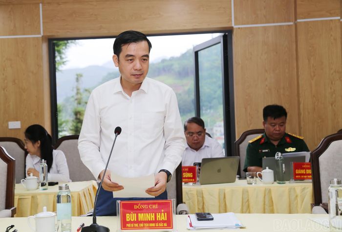 Đồng chí Bùi Minh Hải - Chủ tịch UBND xã Bắc Hà báo cáo và đề xuất một số nội dung liên quan đến đầu tư công và phát triển hạ tầng cơ sở.