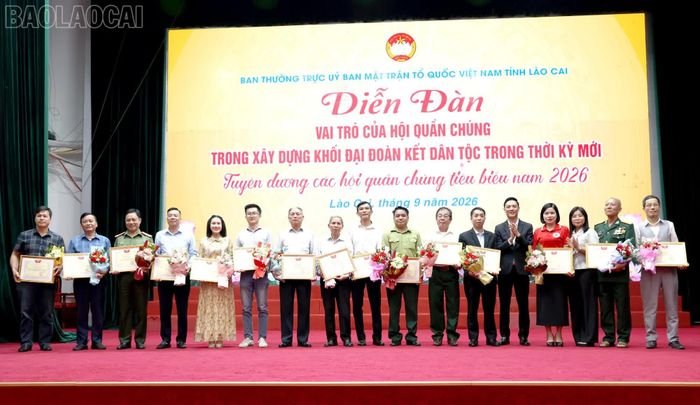16 tập thể và cá nhân được khen thưởng.