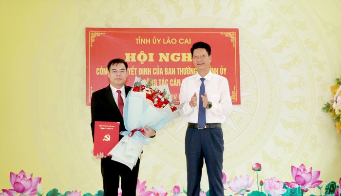 Đồng chí Nguyễn Thế Phước - Phó Bí thư Tỉnh ủy, Chủ tịch Ủy ban MTTQ Việt Nam tỉnh trao Quyết định và tặng hoa chúc mừng đồng chí Hà Đức Hải - tân Bí thư Đảng ủy xã Gia Hội.