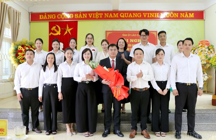 Các đồng chí lãnh đạo xã Gia Hội cùng đại diện Tỉnh đoàn tặng hoa chúc mừng đồng chí Hà Đức Hải - tân Bí thư Đảng ủy xã Gia Hội.