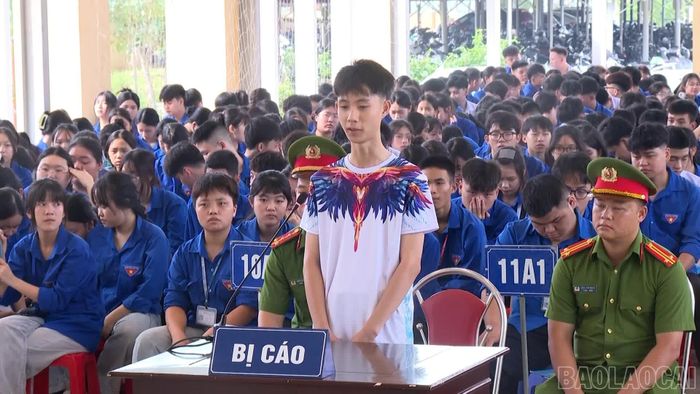 Học sinh Trường THPT Hoàng Quốc Việt đóng vai bị cáo trong phiên tòa giả định.