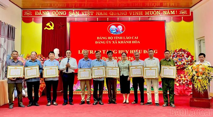 Trao Huy hiệu cho 35 năm tuổi Đảng cho các đảng viên.
