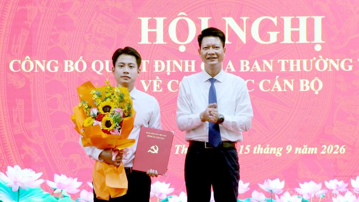 Đồng chí Nguyễn Thế Phước - Phó Bí thư Tỉnh ủy, Chủ tịch Ủy ban Mặt trận Tổ quốc Việt Nam tỉnh trao Quyết định và tặng hoa chúc mừng đồng chí Đồng Mạnh Linh - Phó Bí thư Đảng ủy xã Chấn Thịnh.