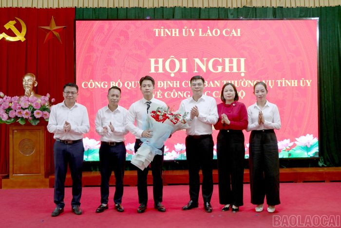 Các đồng chí lãnh đạo xã Chấn Thịnh và xã Gia Hội tặng hoa chúc mừng đồng chí Đồng Mạnh Linh - Phó Bí thư Đảng ủy xã Chấn Thịnh.