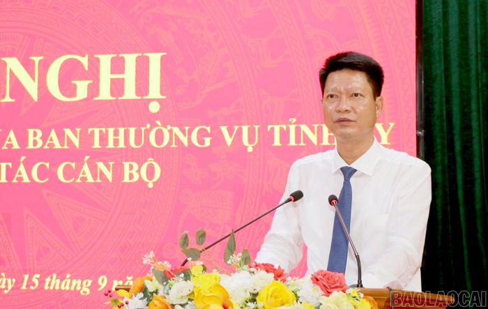 Đồng chí Nguyễn Thế Phước - Phó Bí thư Tỉnh ủy, Chủ tịch Ủy ban Mặt trận Tổ quốc Việt Nam tỉnh phát biểu giao nhiệm vụ cho đồng chí Đồng Mạnh Linh - Phó Bí thư Đảng ủy xã Chấn Thịnh.