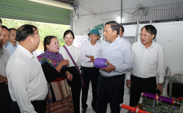 Phó Bí thư Thường trực Tỉnh ủy Hoàng Giang thăm một số mô hình may, thêu thổ cẩm tiêu biểu trên địa bàn.
