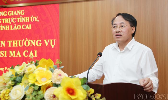 Bí thư Đảng ủy xã Si Ma Cai báo cáo kết quả thực hiện vụ chính trị 9 tháng năm 2026.
